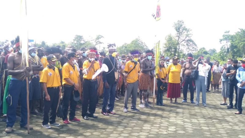 Ratusan Warga Gelar Demo Damai di Depan Kantor Bupati Mimika