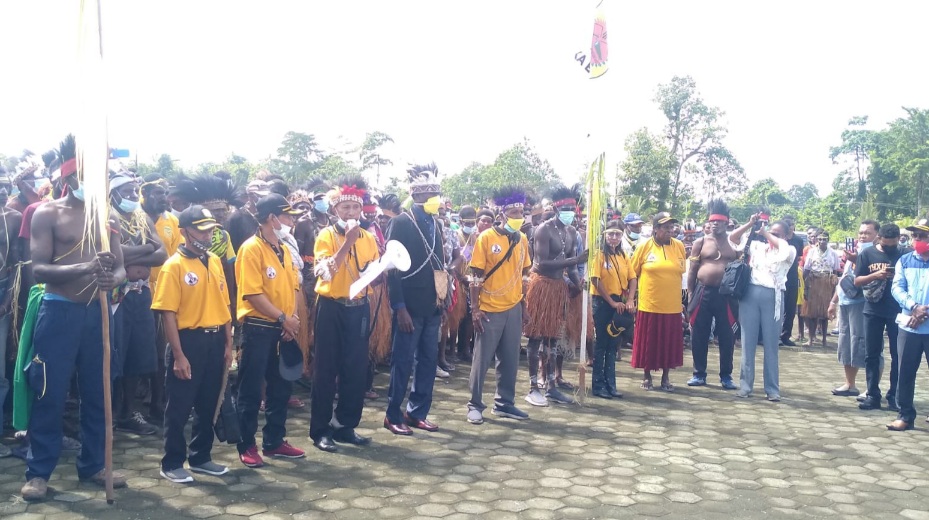 Ratusan Warga Gelar Demo Damai di Depan Kantor Bupati Mimika