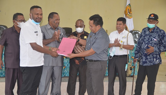 Serahkan Hasil Musrenbang, Kadistrik Kuala Kencana Minta Komisi A Kawal Usulan