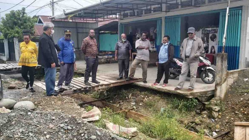 Komisi C Tinjau Proyek Drainase Jalan Busiri Ujung