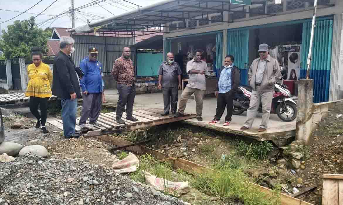Komisi C Tinjau Proyek Drainase Jalan Busiri Ujung