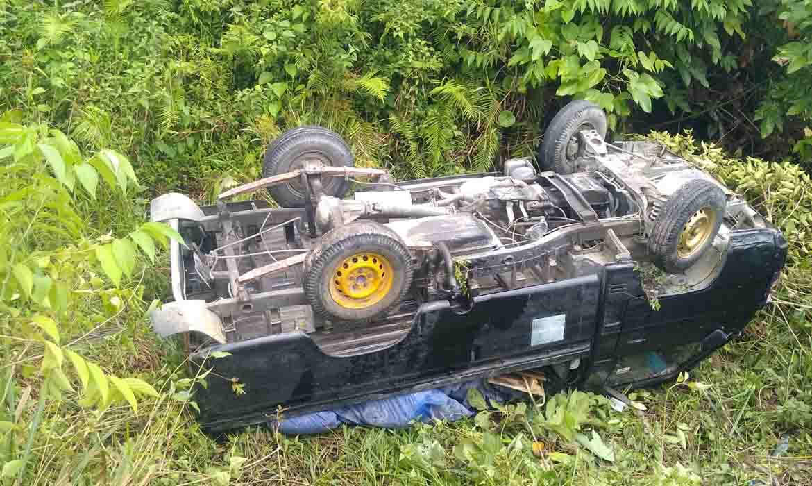 Sopir Mengantuk, Mobil Pickup Terbalik Di Jalan Busiri Ujung
