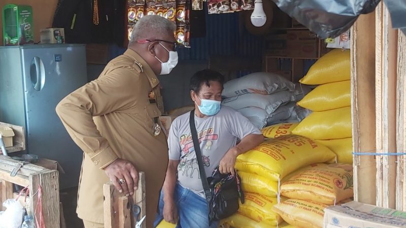 Jelang Lebaran, Wabup John Pantau Langsung Harga Barang di Pasar