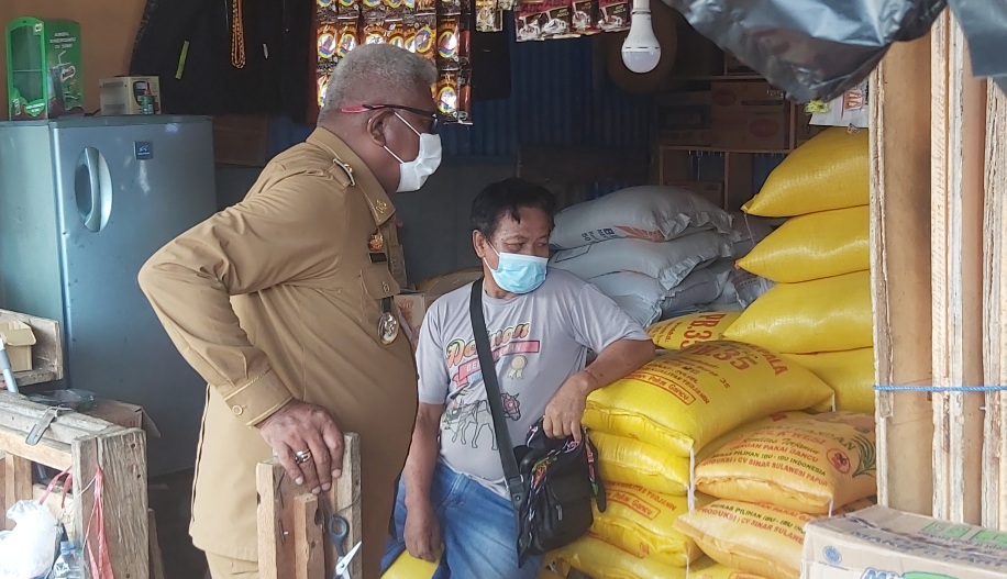 Jelang Lebaran, Wabup John Pantau Langsung Harga Barang di Pasar