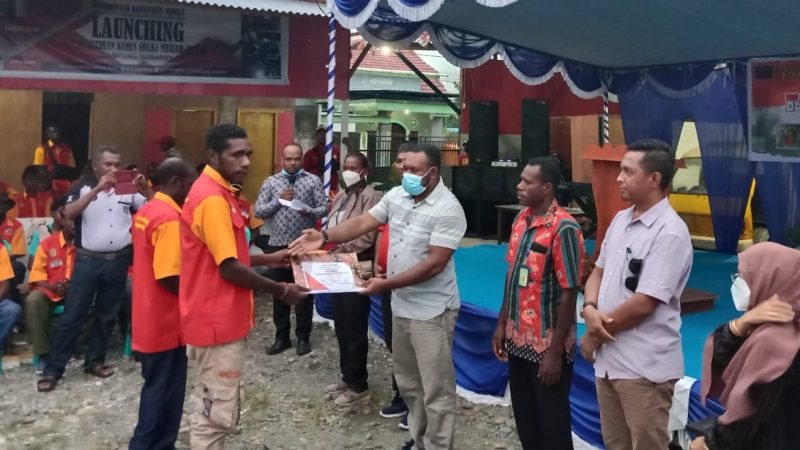 24 Peserta BLK Merah Putih Kampung Nawaripi Terima Sertifikat Kompetensi