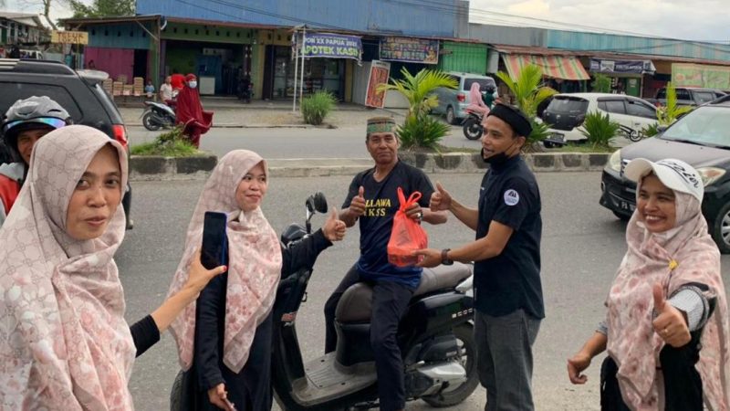 Kerukunan Keluarga Bulukumba dan AMPB Berbagi Takjil Ramadhan