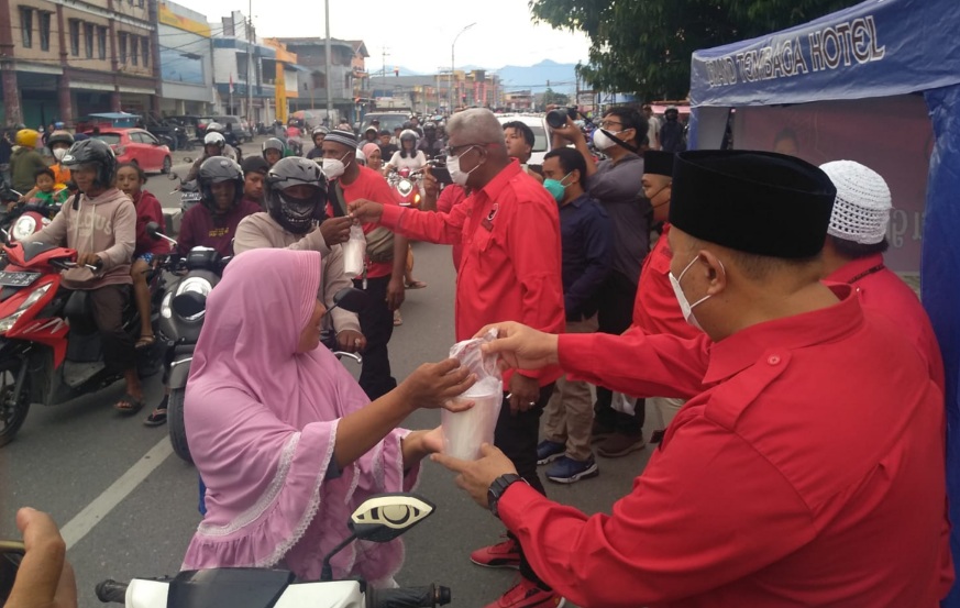 DPC PDI Perjuangan Mimika Bagikan 750 Paket Takjil Menu Buka Puasa