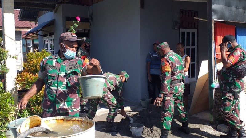 Upaya Menjalin Kebersamaan, Babinsa Koramil Kuala Kencana Bantu Bangun Rumah Warga