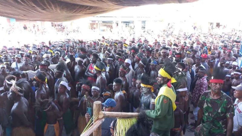 Ritual Pra Misa Rekonsiliasi, Salib Berukuran Raksasa Diarak Ribuan Warga Mimika Wee ke Atapo