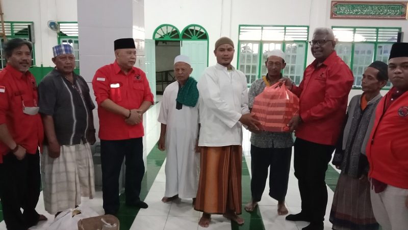 DPC PDIP Mimika Bagi Takjil dan Buka Puasa Bersama di Masjid Jami At Taubah SP 7
