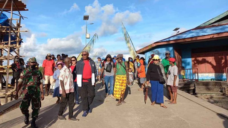Wakil Bupati Mimika Disambut Ratusan Warga di Pelabuhan Kokonao