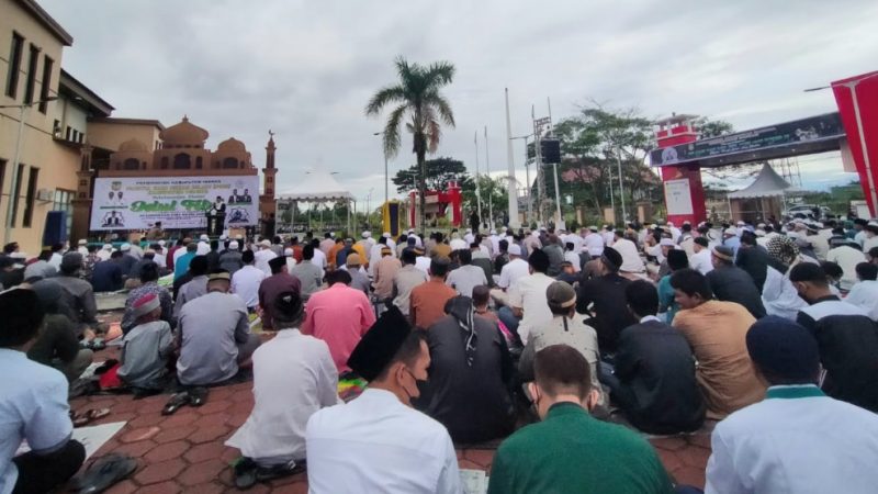 Ribuan Umat Muslim Sholat Idul Fitri di Graha Eme Neme Yauware Timika