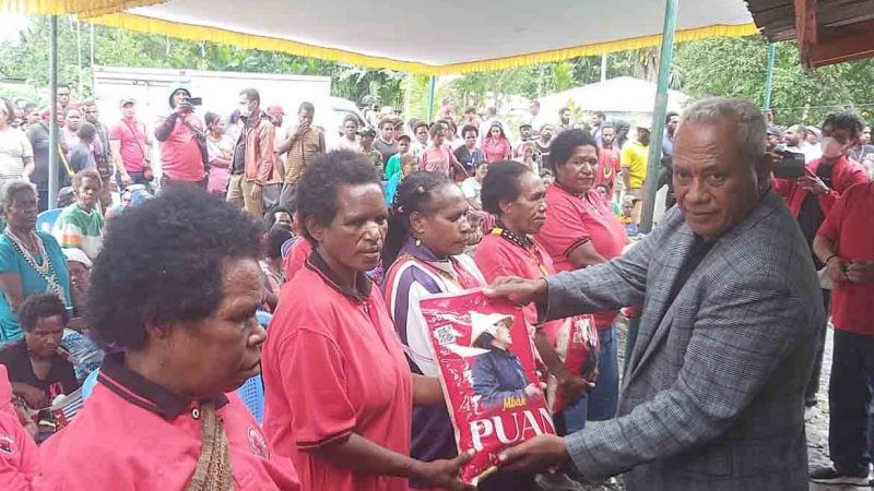 Anggota DPR-RI Dari PDI-P Komarudin Watubun Reses di Kwamki Narama, Warga Berharap Ada Pembangunan Sehingga Bisa Hidup Layak Seperti Orang Lain