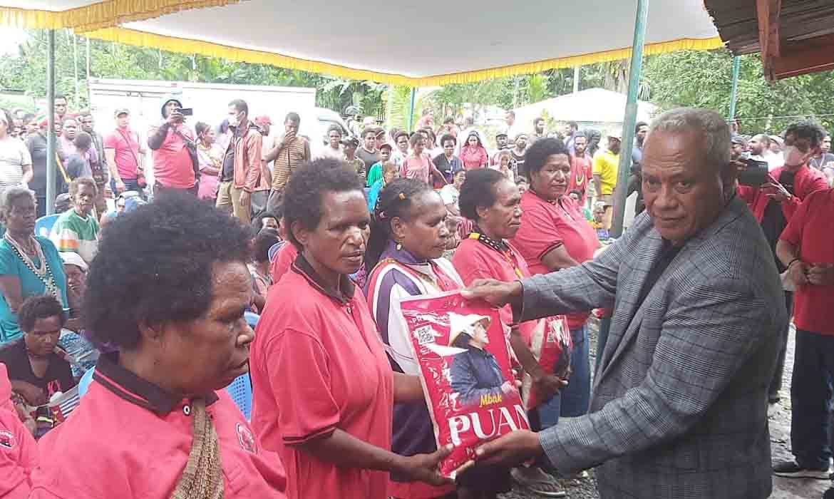 Anggota DPR-RI Dari PDI-P Komarudin Watubun Reses di Kwamki Narama, Warga Berharap Ada Pembangunan Sehingga Bisa Hidup Layak Seperti Orang Lain