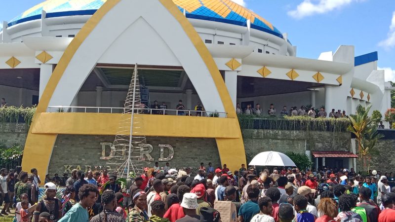 Desak Ibukota PPT di Mimika, Ratusan Warga Saat Ini Duduki Kantor DPRD