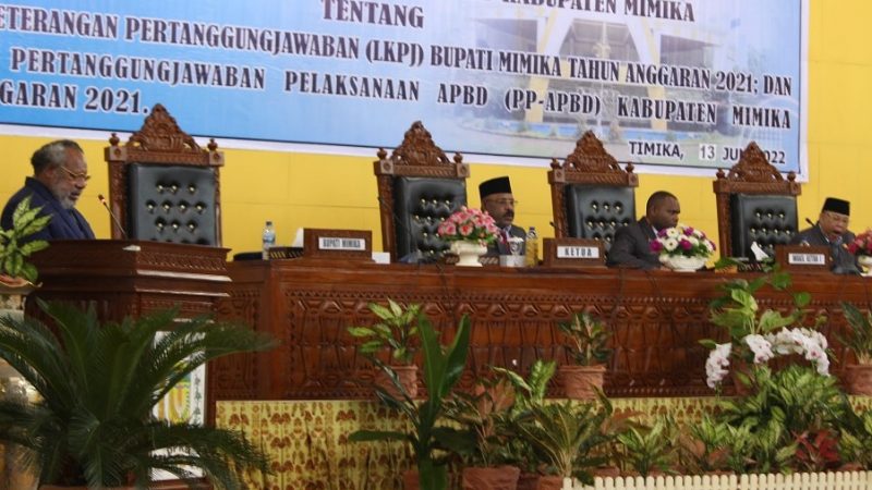 Eltinus Omaleng Sampaikan LKPJ dan Ranperda PP-APBD Mimika Tahun 2021