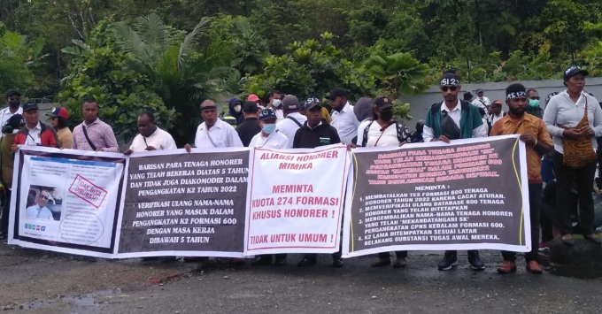 Honorer Mimika Kembali Gelar Aksi Demo di Depan Kantor DPRD