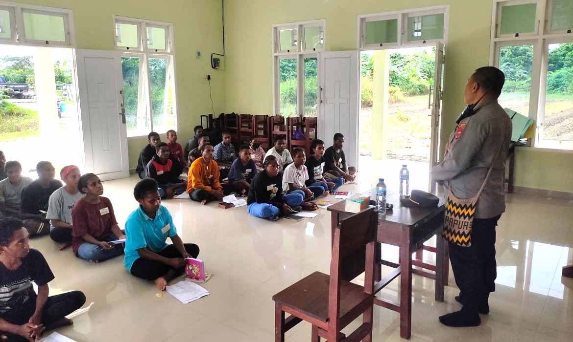 Kanit Binmas Polsek Miru Beri Penyuluhan Bahaya Miras dan Narkotika Kepada Pelajar