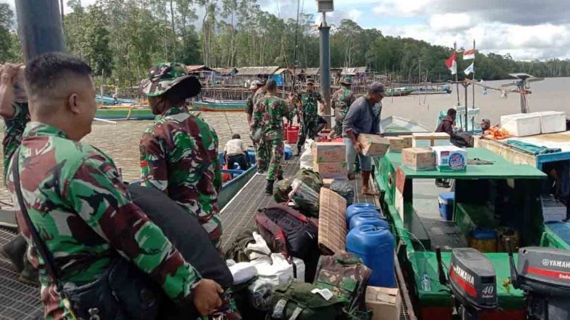 Personel Satgas TMMD ke 114 Kodim 1710/Mimika Bertolak Menuju Kampung Atapo