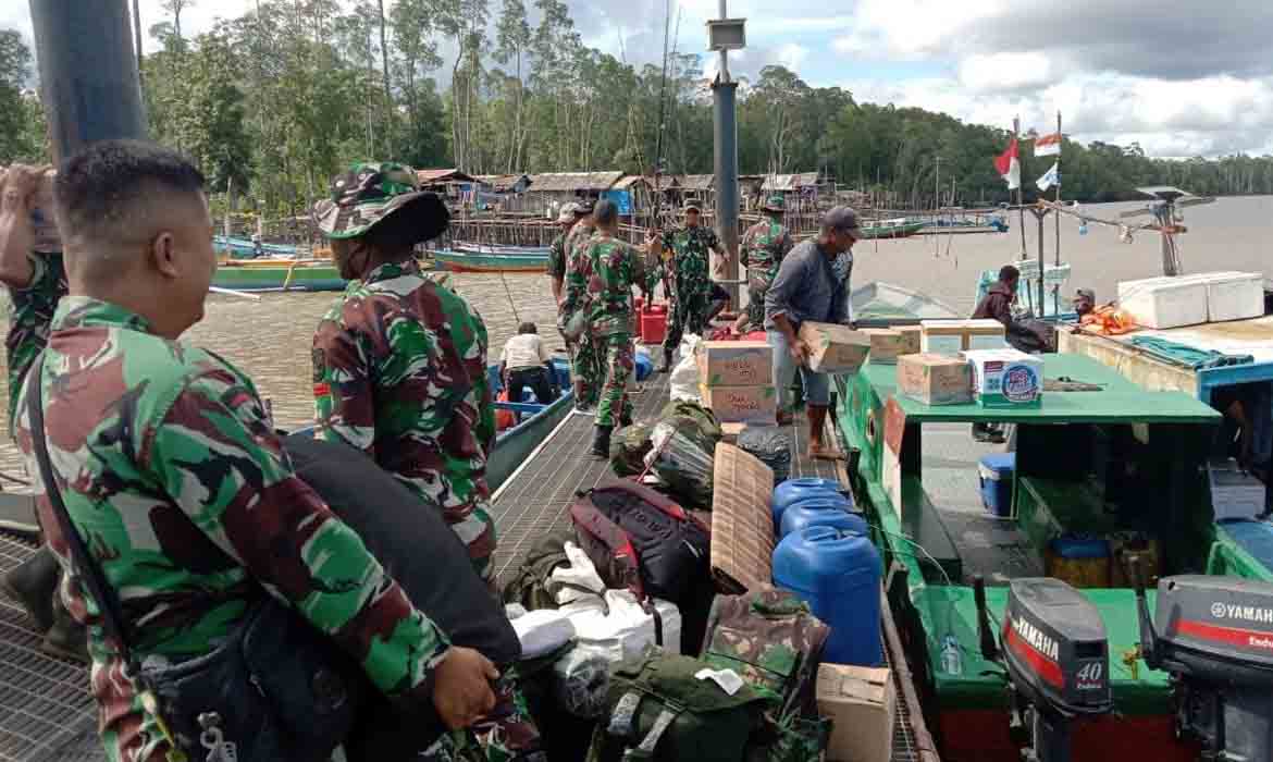 Personel Satgas TMMD ke 114 Kodim 1710/Mimika Bertolak Menuju Kampung Atapo