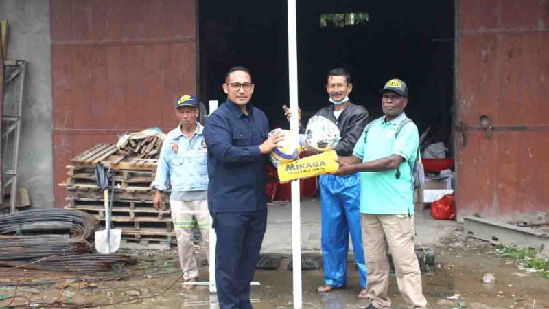 Reddy Wijaya Serahkan Bantuan Tiang Bendera ke Kampung Nayaro