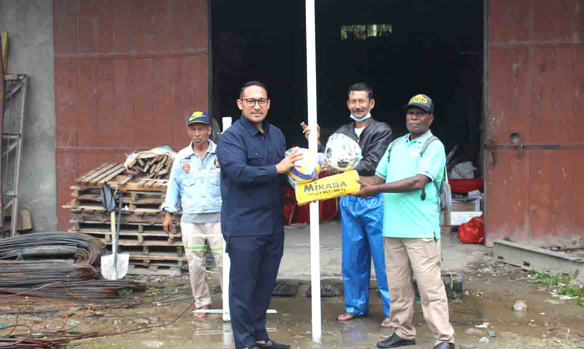 Reddy Wijaya Serahkan Bantuan Tiang Bendera ke Kampung Nayaro