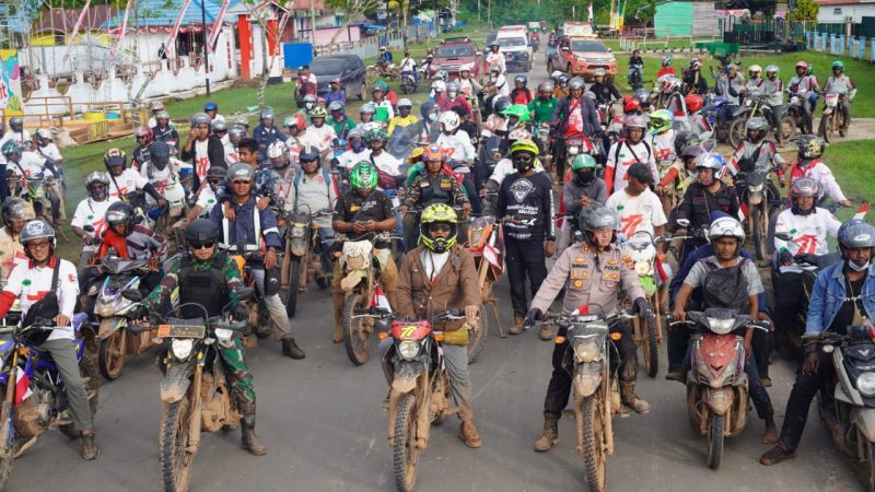 Tempuh Jarak 20 KM PJ Bupati Mappi Bagikan Bendera Merah Putih, Pupuk Rasa Cinta Tanah Air