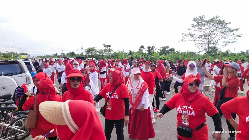 Meriahkan HUT RI ke-77, Warga Hikma Enrekang Timika Gelar Senam Bersama Dikawasan Pohon Jomblo