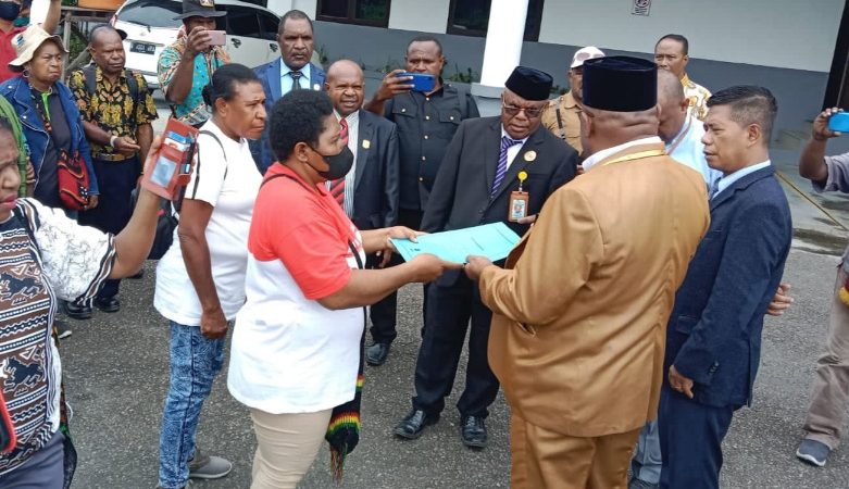 Demo Pengusaha Mama mama Papua di DPRD Mimika Minta Perlindungan Hak OAP