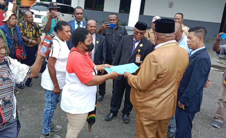 Demo Pengusaha Mama mama Papua di DPRD Mimika Minta Perlindungan Hak OAP