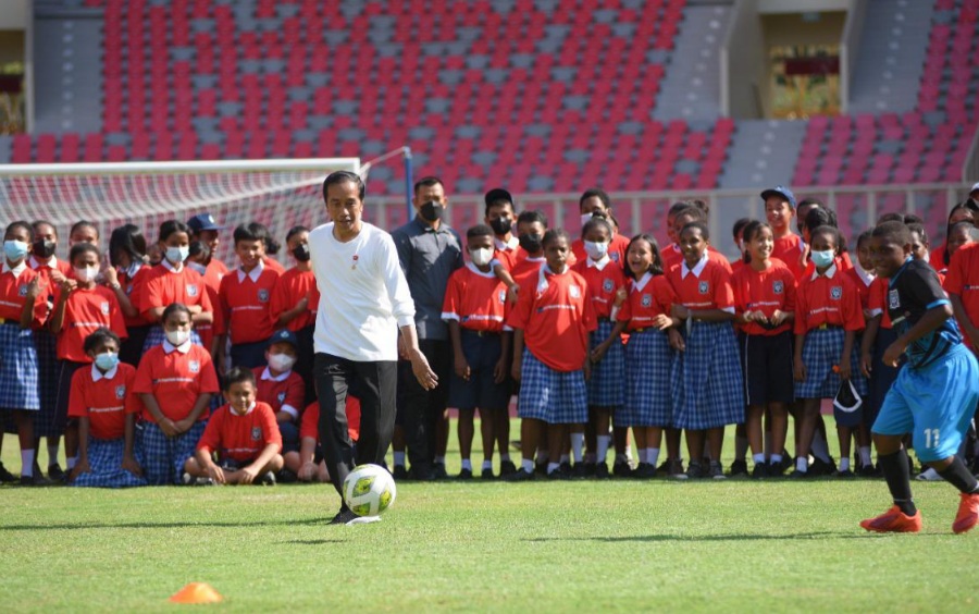 Presiden Jokowi Apresiasi Peran Freeport Membangun Papua Football Academy