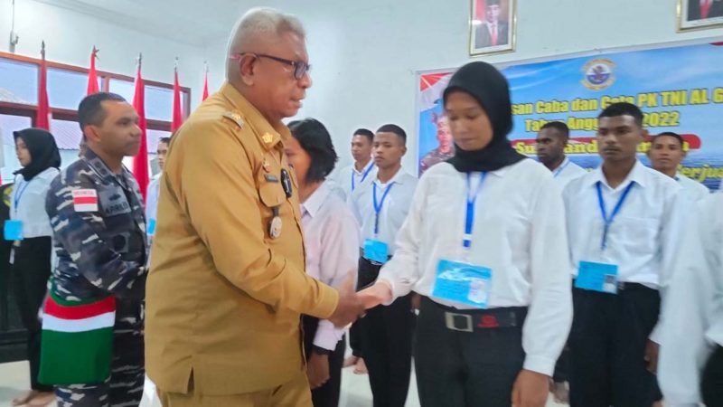 Wabup Johannes Rettob Lepas Calon Prajurit TNI AL dari Mimika, Pesan Agar Percaya Diri Menuju Sukses