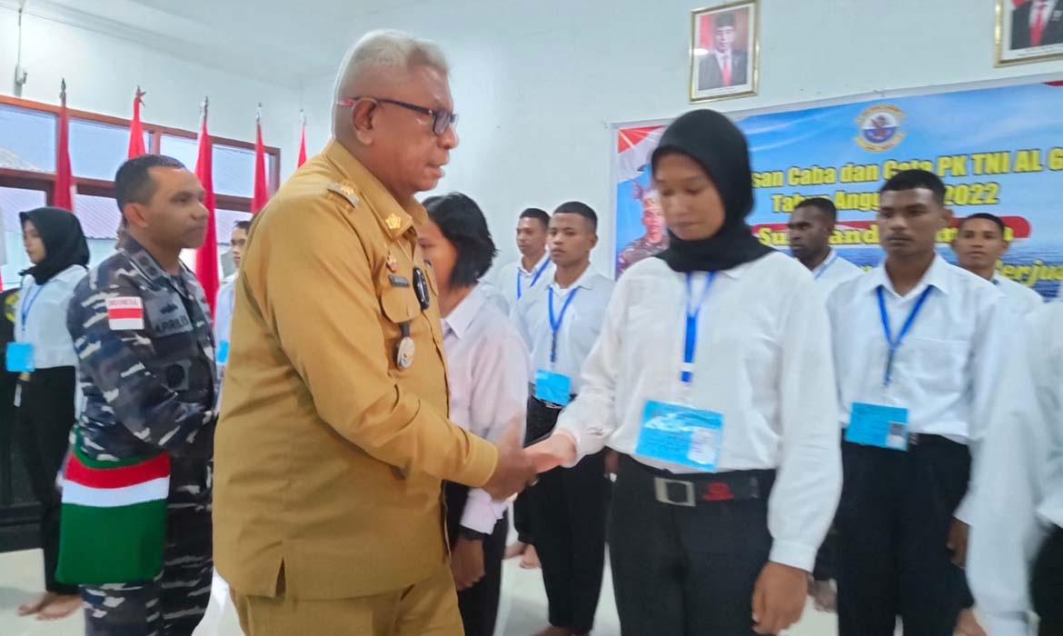 Wabup Johannes Rettob Lepas Calon Prajurit TNI AL dari Mimika, Pesan Agar Percaya Diri Menuju Sukses