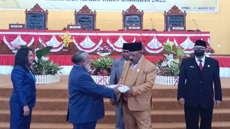 Bupati Eltinus Omaleng Sampaikan Pidato Pengantar R-APBDP 2022 Mimika Capai Rp 5  Triliun