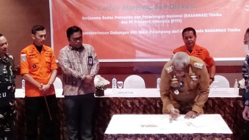 Warga Pesisir Mimika Dapat Bantuan 800 Jaket Pelampung, Wabup John Rettob Sampaikan Terima Kasih Untuk Freeport
