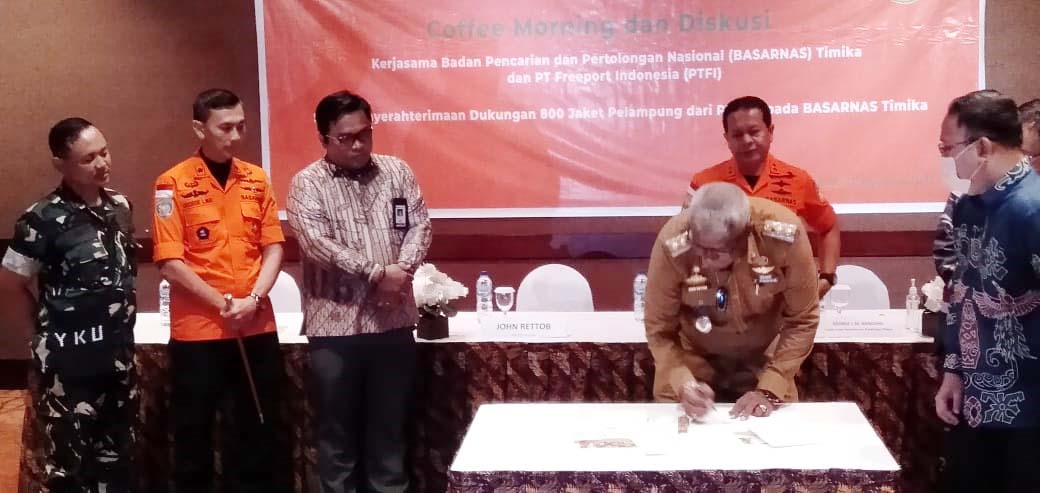 Warga Pesisir Mimika Dapat Bantuan 800 Jaket Pelampung, Wabup John Rettob Sampaikan Terima Kasih Untuk Freeport