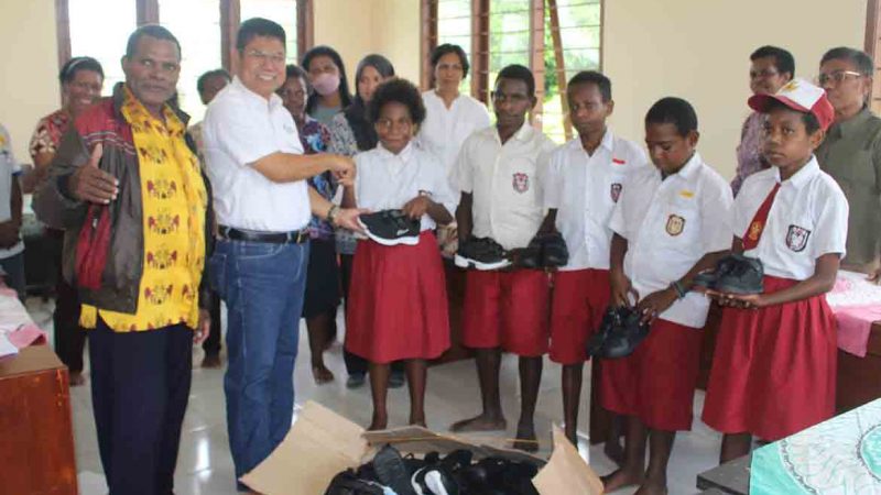Prihatin dengan Murid Sekolah Tak Bersepatu, Iwan Anwar Sumbang 40 pasang ke SD N 9 Timika