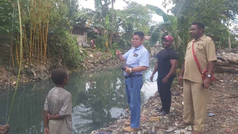 Iwan Anwar Tinjau Pekerjaan Normalisasi Sungai di Kelurahan Perintis