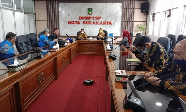 Komisi A Menerima Presentase Soal Syarat dan Manfaat Pendirian MPP DPMPTSP Kota Surakarta