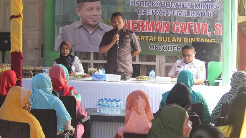 Herman Gafur Serahkan Mesin Babat Rumput Kepada Kelurahan Otomona Dalam Reses II