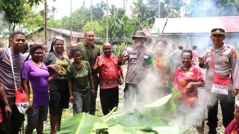 Ops Damai Cartenz bersama Warga Mimika Gelar Upacara Bakar Batu di Kampung Bintang Lima, Kwamki Narama
