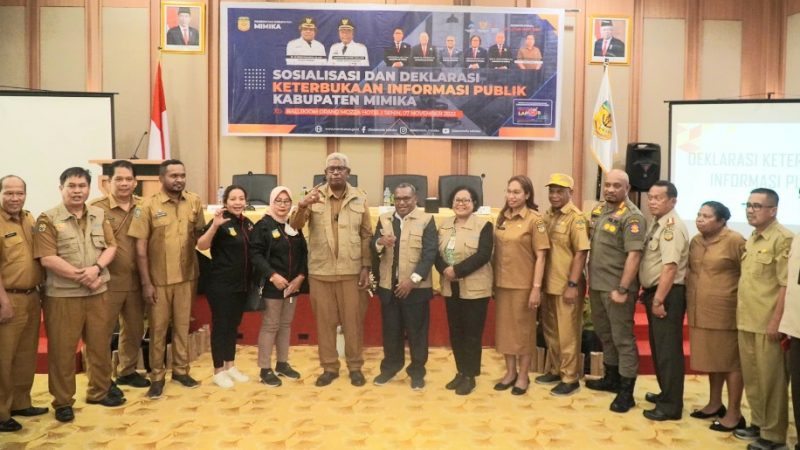 Buka Acara Sosialisasi KIP, Plt Bupati : Pemerintah Harus Transparan Dalam Pelayanan Kepada Masyarakat