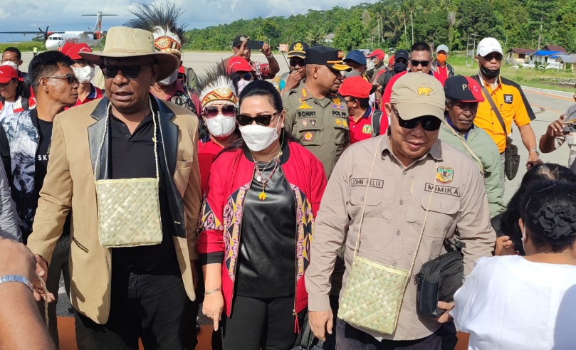 Tiba di Bandara Toreo, Plt Bupati Mimika Disambut Bupati Fakfak, Diiringi Tarian Tu’mor dan Seka Kamoro