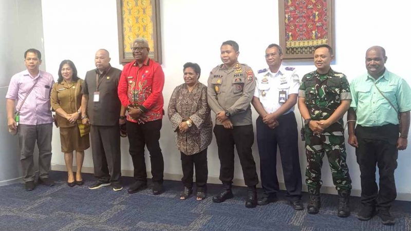 Pj Gubernur Papua Tengah Transit di Timika Disambut Plt. Bupati JR Bersama Jajaran Bicara Tentang Otsus
