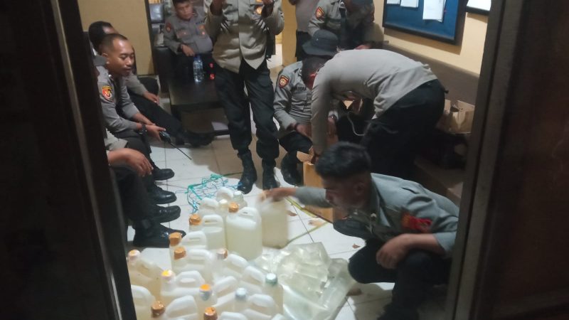 Ratusan Liter Miras Tanpa Pemilik Diamankan Tim Gabungan di Pelabuhan Pomako
