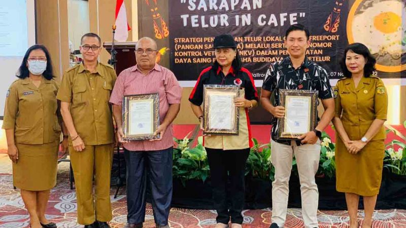 Tiga Peternak Ayam Petelur di Timika Dapat Sertifikat NKV
