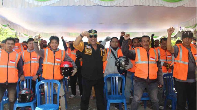 Reses Tahap III, Saleh Alhamid Bagikan Ratusan Rompi Pada Tukang Ojek