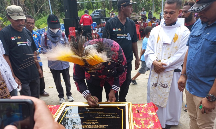Plt Bupati Mimika Resmikan Gua Maria di Kampung Nawaripi