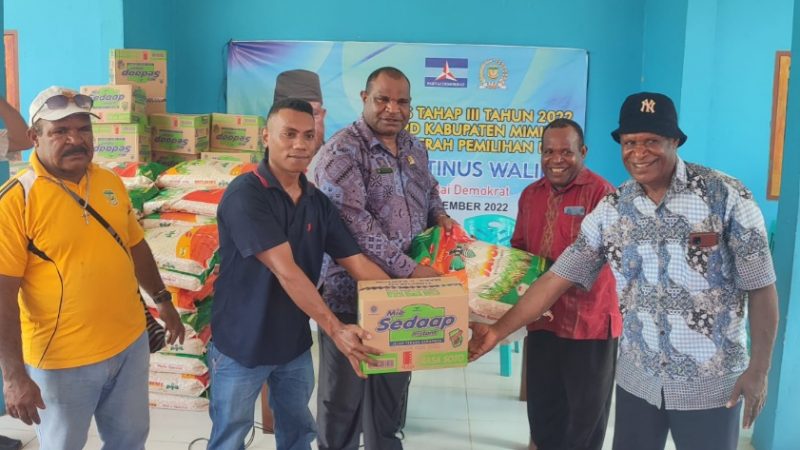 Anggota DPRD Mimika Martinus Walilo Berikan Bantuan Bama kepada Tokoh Agama