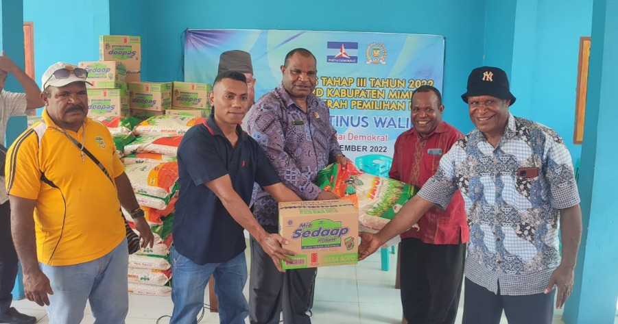 Anggota DPRD Mimika Martinus Walilo Berikan Bantuan Bama kepada Tokoh Agama